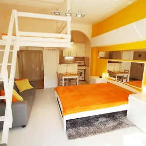 Apartment Sunny With Balcony In Party District, Budapest